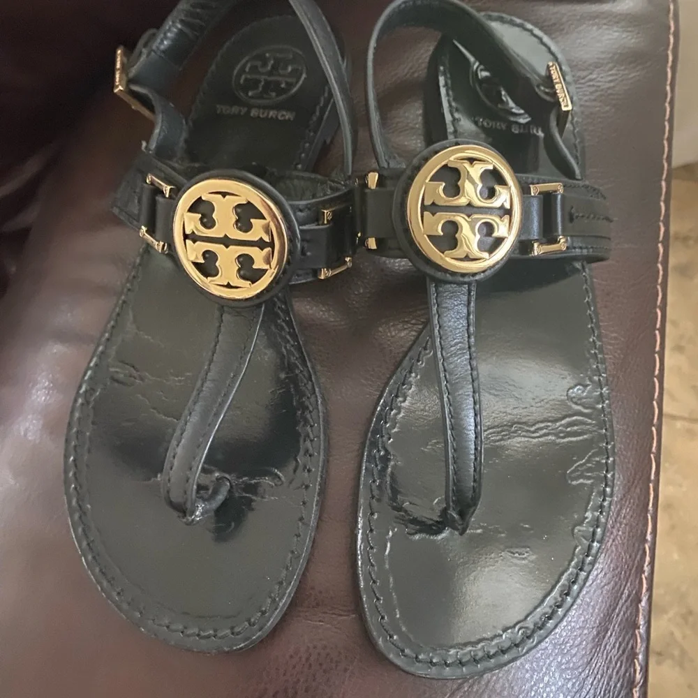 Tory Burch Cassia Black Leather Logo T-Strap Flat Thong Sandals Resortwear 7M